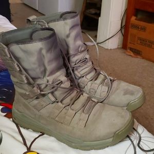 Olive colored military style sz 7 NIKE combat boots